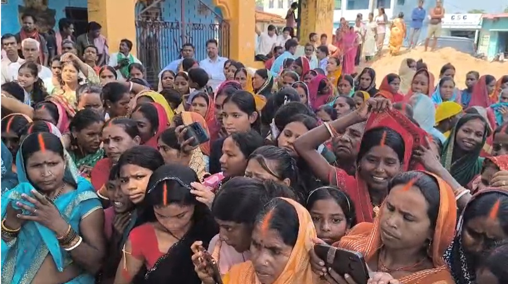 Giridih News : गिरिडीह में बढ़ी राजनीतिक हलचल: बेटियों संग पीरटांड़ पहुंचीं श्वेता शर्मा, सुदिव्य कुमार सोनू की यादों को किया साझा 1