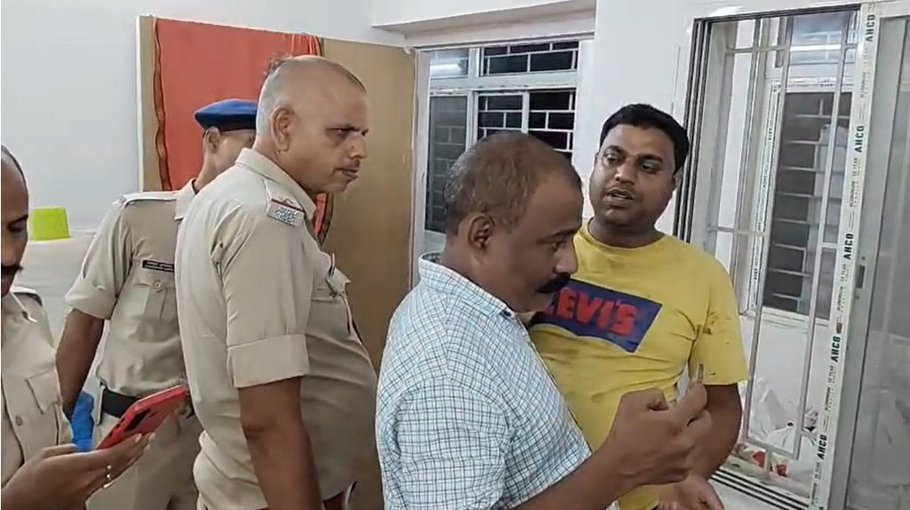 Koderma News : कोडरमा रेलवे स्टेशन RMS कार्यालय में शराब पार्टी का आरोप, निरीक्षण कक्ष में मारपीट से मचा हड़कंप 2