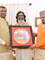 सीएम हेमंत सोरेन को स्मृति चिन्ह भेंटकर महाकुंभ के लिए आमंत्रित करते यूपी के मंत्री योगेंद्र उपाध्याय और सुरेश राही