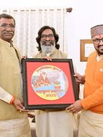 सीएम हेमंत सोरेन को स्मृति चिन्ह भेंटकर महाकुंभ के लिए आमंत्रित करते यूपी के मंत्री योगेंद्र उपाध्याय और सुरेश राही