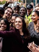 न्यूज़ीलैंड की प्रधानमंत्री Jacinda Ardern लोगो के साथ सेल्फी लेते हुए