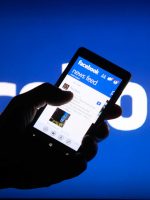 A smartphone user shows the Facebook application on his phone in the central Bosnian town of Zenica, in this photo illustration, May 2, 2013. 
Facebook Inc's mobile advertising revenue growth gained momentum in the first three months of the year as the social network sold more ads to users on smartphones and tablets, partially offsetting higher spending which weighed on profits. REUTERS/Dado Ruvic (BOSNIA AND HERZEGOVINA - Tags: SOCIETY SCIENCE TECHNOLOGY BUSINESS) - RTXZ81J